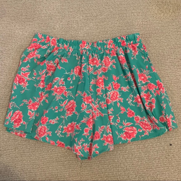 Super cute floral shorts! - Picture 2 of 2